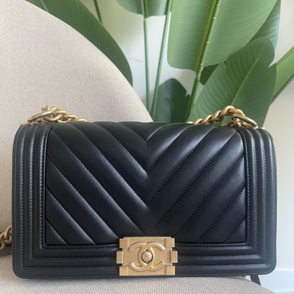 Chanel Old Medium Chevron Boy Bag with Aged GHW - Picture 2 of 11